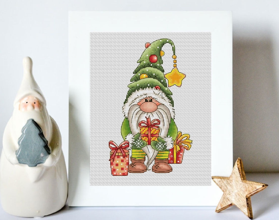 Gnome in Christmas Tree Hat Cross Stitch Pattern фото 1