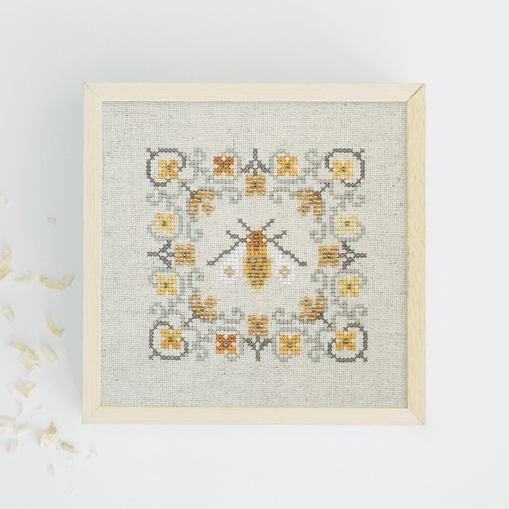 A Bee Cross Stitch Pattern фото 4