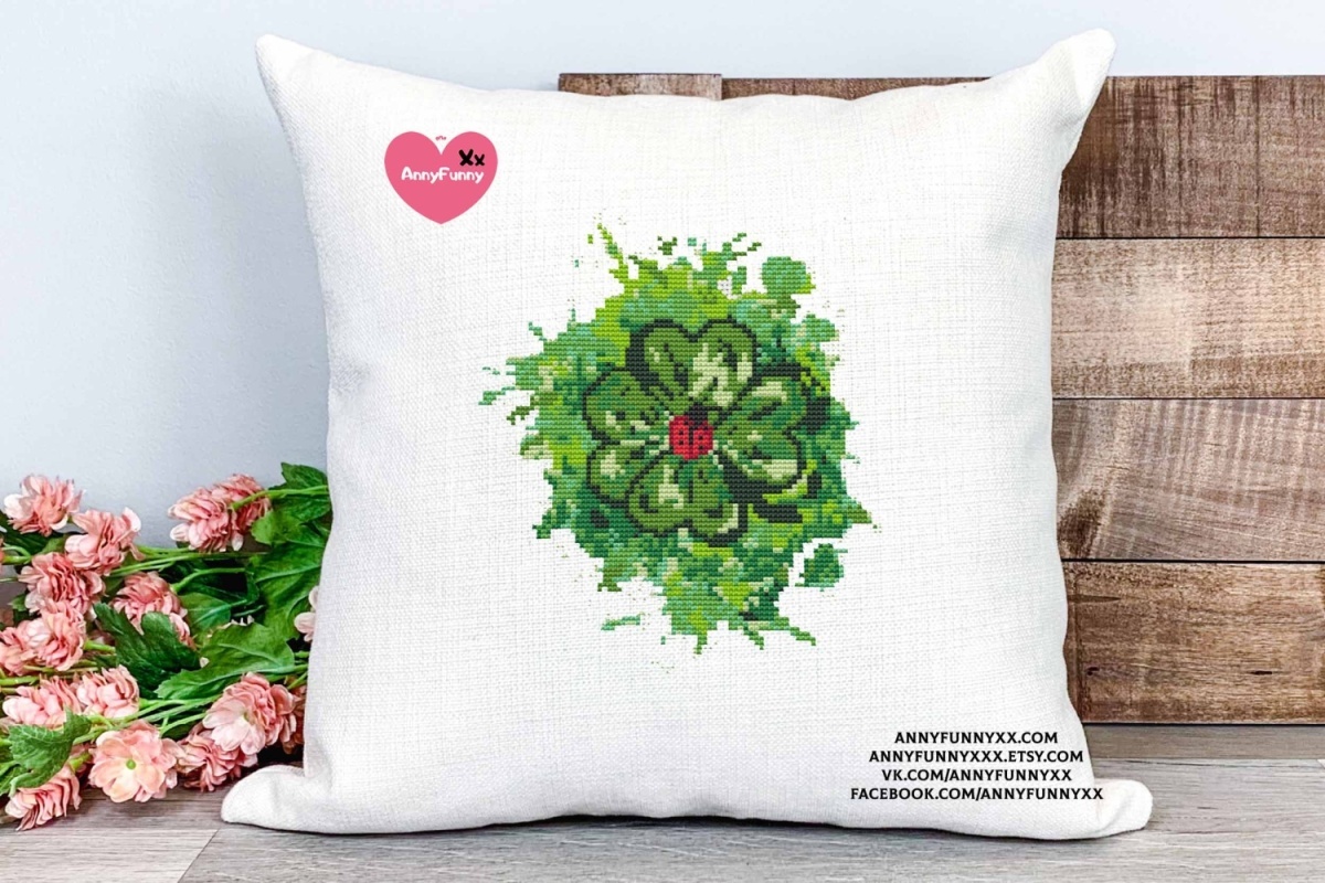 Lady and Clover Cross Stitch Pattern фото 4