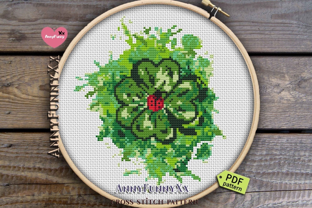Lady and Clover Cross Stitch Pattern фото 2