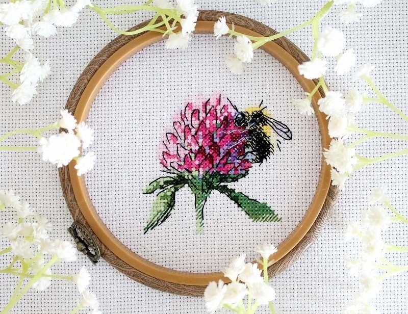 Clover and Bumblebee Cross Stitch Kit фото 2