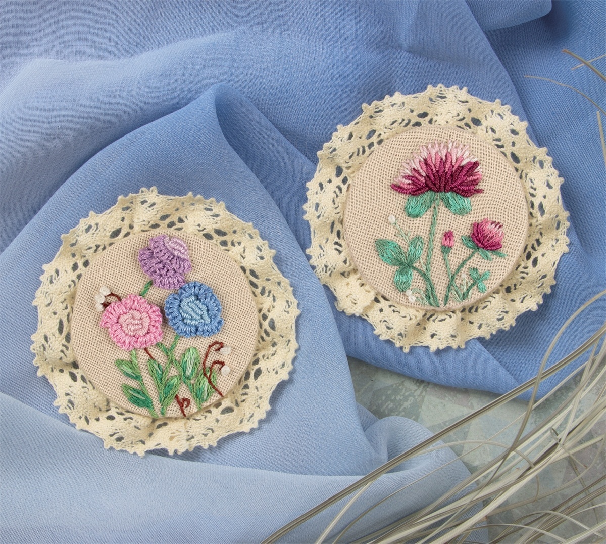 Vintage Brooches. Clover and Sweet Pea Embroidery Kit фото 1