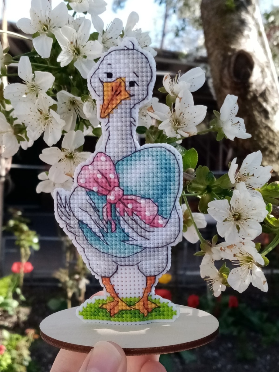 Goose with a Blue Egg Cross Stitch Pattern фото 3