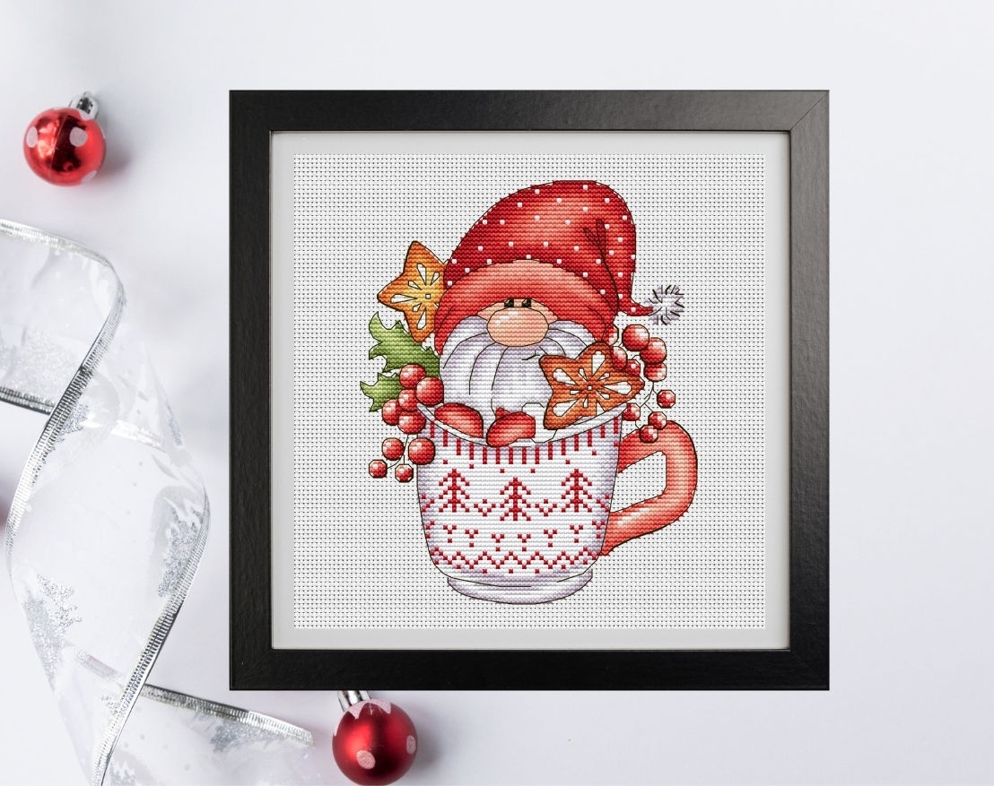 Christmas Gnome in Mug Cross Stitch Pattern фото 1
