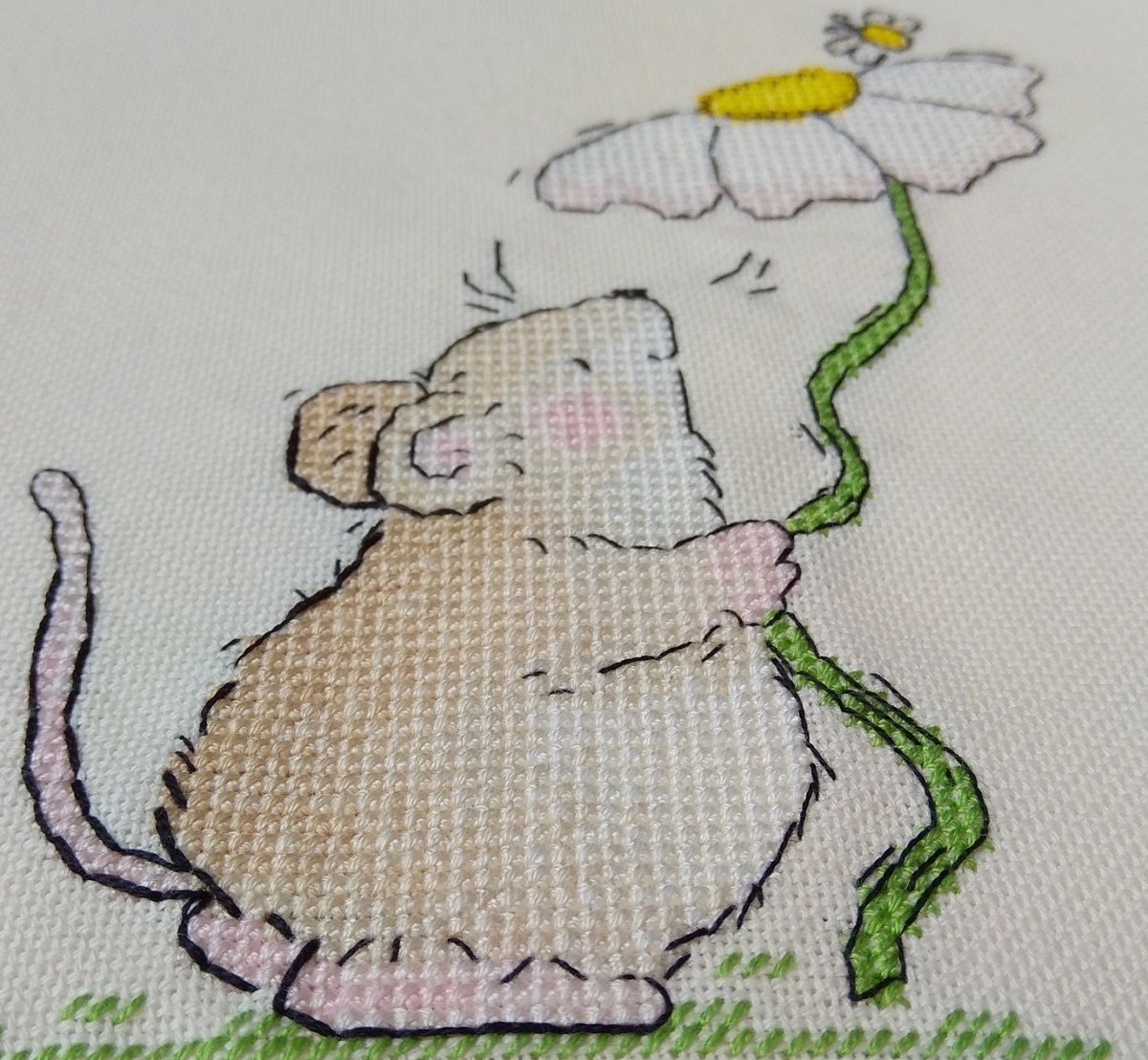 Mouse with a Flower Cross Stitch Pattern фото 2