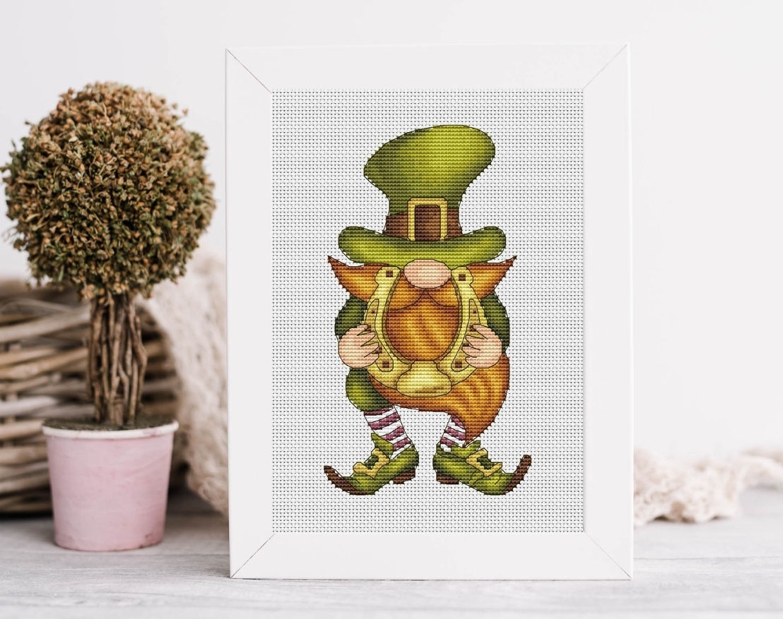 St. Patrick's Day Gnome with Horseshoe Cross Stitch Pattern фото 1